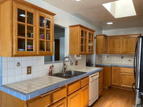 24421 Shadeland Dr, Santa Clarita CA  91321-3616 exterior
