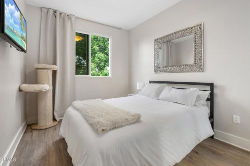 5664 Hazeltine Ave, Van Nuys CA  91423-2832 exterior