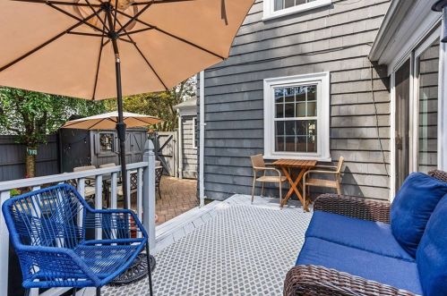 42 Pelham Pkwy, North Providence RI  02911-2915 exterior