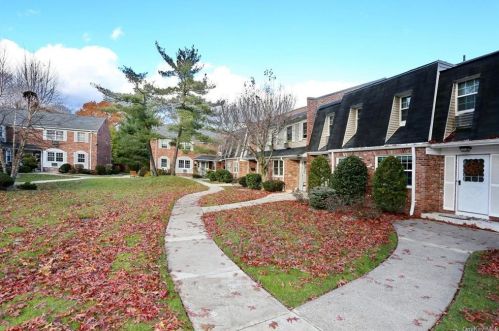 186 Doxbury Ln, Airmont, NY 10901-7261