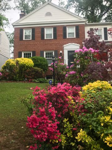 2815 Hillcrest Dr, Washington, DC 20020-7207