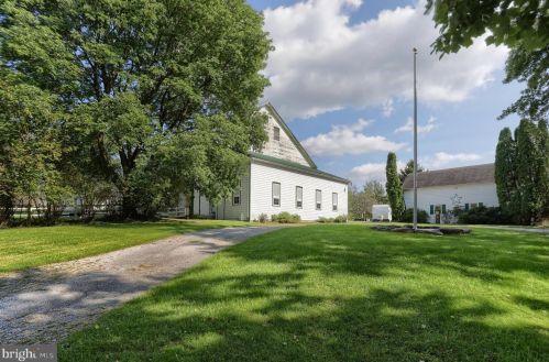 6411 Devonshire Hts Rd, Harrisburg PA 17111-4818 exterior