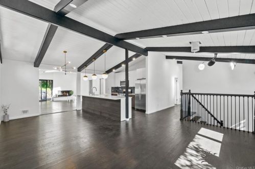 74 Greenwood Ln, White Plains NY  10607-1020 exterior