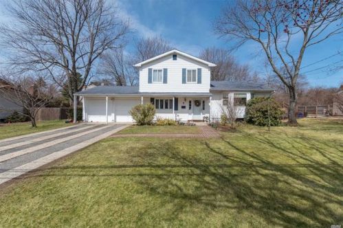 9 Gloucester Dr, Wheatley Heights, NY 11798-1207