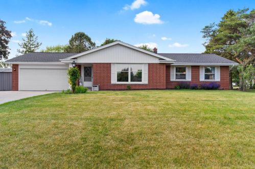 13780 Forest Knoll Dr, Waukesha, WI 53151-2524