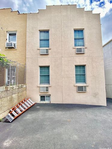 22-14 37th St, Long Island City, NY 11105-1119