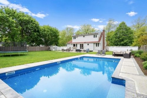 21 Furwood Dr, Elwood, NY 11731-3114