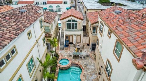 1612 Pacific Coast Hwy, Huntington Beach CA  92648-4434 exterior