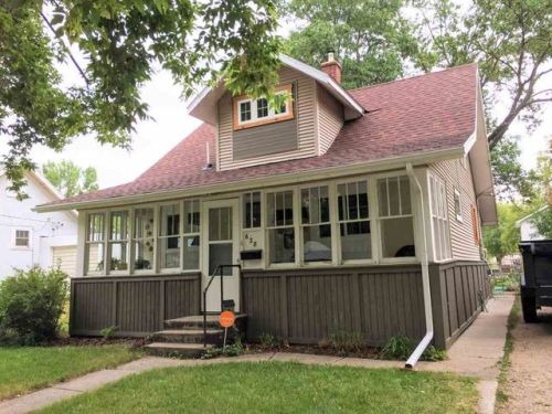 628 10th St, Minot ND  58701-3122 exterior