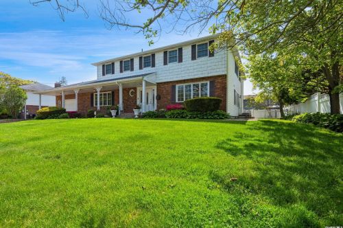 315 Pecan St, North Lindenhurst, NY 11757-4709