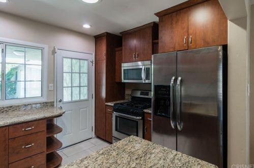 17618 Collins St, Van Nuys CA 91316-1245 exterior