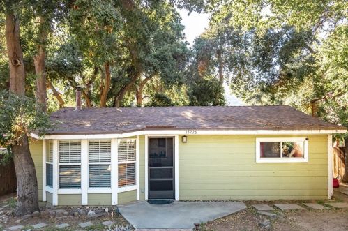 15226 Calle Los Hidalgos, Santa Clarita CA  91390-1035 exterior