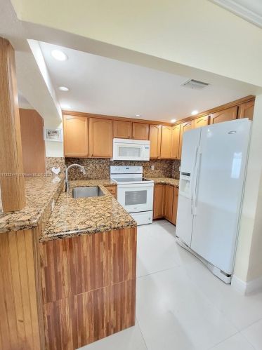 17 Suffolk Ave, Hialeah FL  33010-5035 exterior