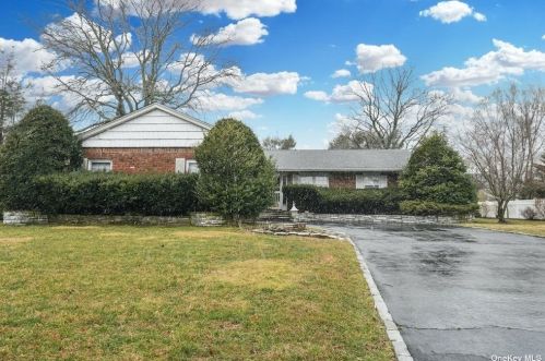 240 Tinton Pl, Elwood, NY 11731-5323