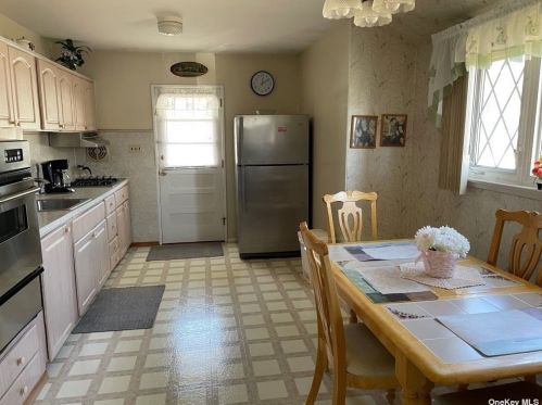 205 6th Ave, Babylon, NY 11704-3512