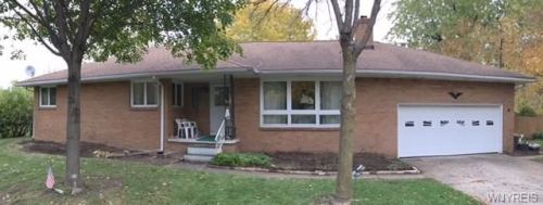 11 Home Rd, Bowmansville, NY 14026-1011