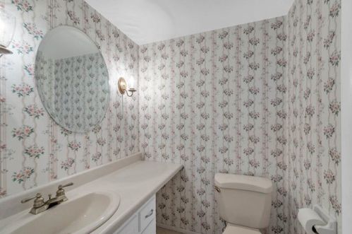 406 Camelot Dr, Pittsburgh PA  15237-4976 exterior