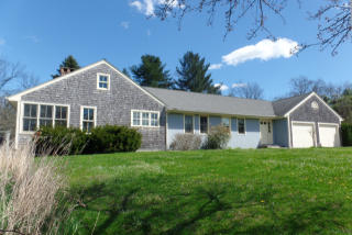75 Robin Hill Ln, Lakeville, CT 06039-2218