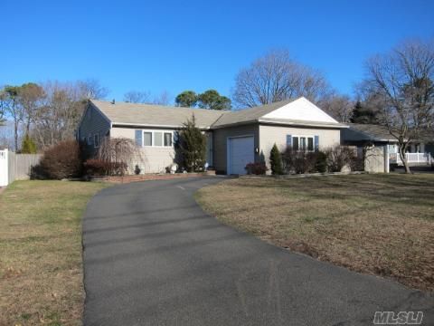147 Liberty St, Deer Park, NY 11729-2717