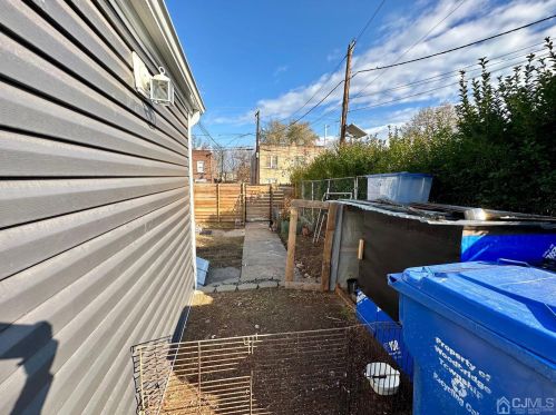 127 Fulton St, Woodbridge NJ  07095-2619 exterior