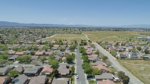 2869 La Vida Dr, Lancaster CA  93535-5873 exterior