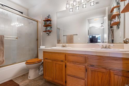 108 Duchess Ct, Windsor CA  95492-8043 exterior