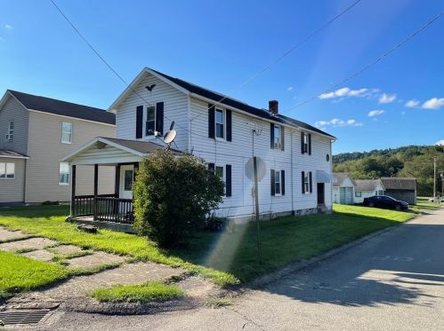 33 Indiana Ave, Avonmore, PA 15618-9753