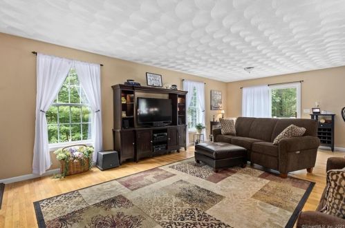 371 Fox Rd, Putnam CT  06260-2732 exterior