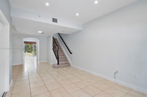 1025 143rd Ave, Hollywood, FL 33027-6158