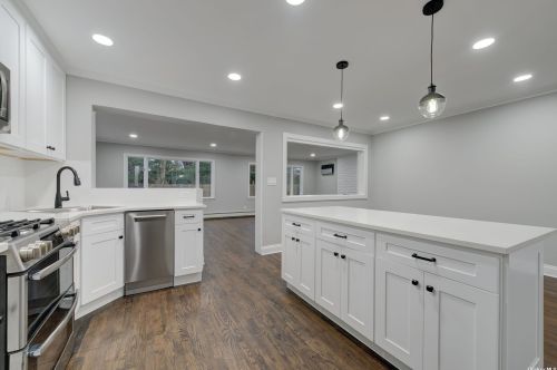 104 Woodoak Dr, Westbury NY  11590-1033 exterior