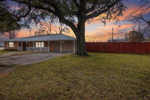400 Oak St, Highlands, TX 77562-2846