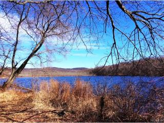 177 Lake Shore Dr, Mahopac, NY 10541-1325