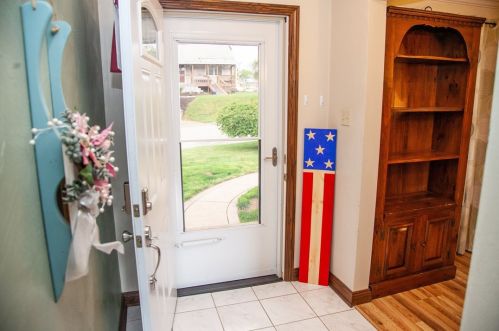 1014 Jefferson Ave, Jeannette, PA 15644-2713