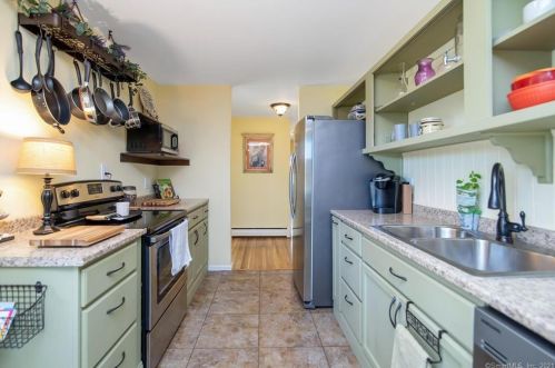 11 Greenwood Rd, Windsor Locks, CT 06096-2629
