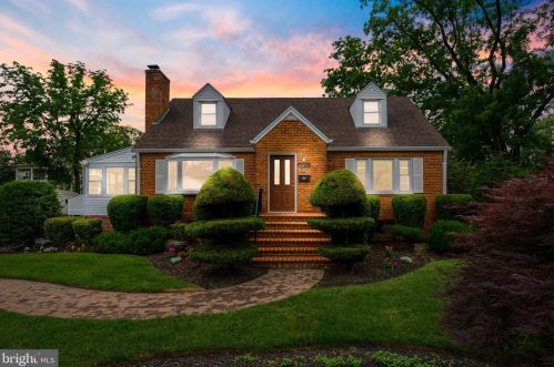 7225 Burroughs Ln, Falls Church, VA 22043-2720