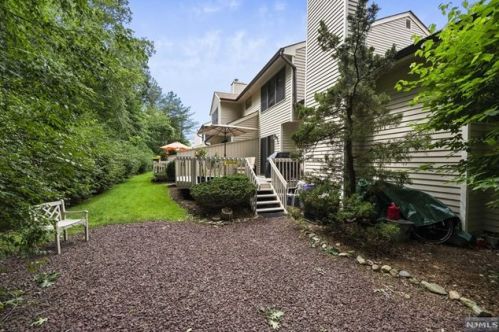 43 Bentley Dr, Franklin Lakes, NJ 07417-1940
