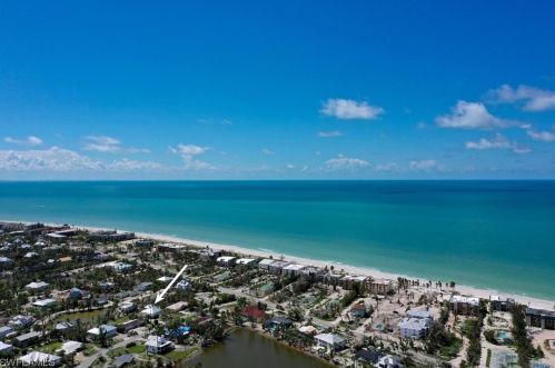 220 Palm Lk Dr, Sanibel FL 33957-5601 exterior