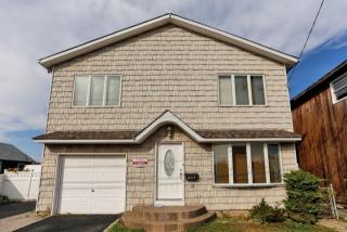 697 9th St, North Lindenhurst, NY 11757-5543
