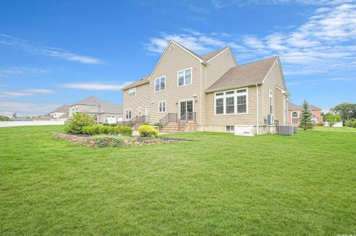 16 Southview Cir, Lake Grove, NY 11755-2239