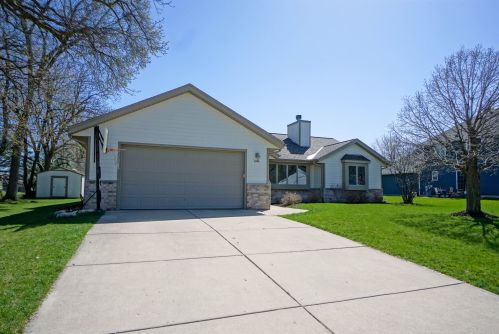 1201 Shoal Ridge Rd, Oconomowoc, WI 53066-4269