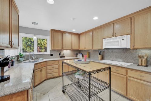 311 Edgewood Dr, Vacaville CA  95688-3602 exterior