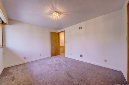 5 Bramble Bush Dr, Niantic CT  06357-1802 exterior