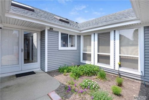 421 Midland Pond Ct, Moriches, NY 11955-1711