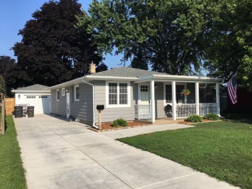 928 Oakwood Ave, Oconomowoc, WI 53066-2849