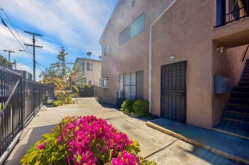 6827 Radford Ave, North Hollywood CA  91607-1323 exterior