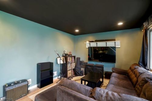 906 Lincoln Ave, Manville NJ  08835-2458 exterior