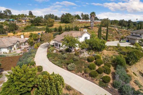 1777 York View Cir, Vista, CA 92084-7625