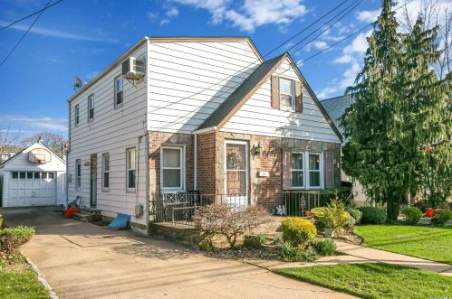 521 Adams Ave, Hempstead, NY 11552-2707