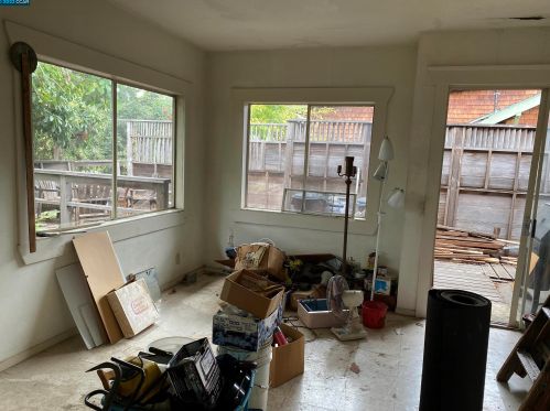 5839 Ayala Ave, Oakland CA  94609-1552 exterior