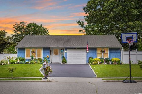 25 Monterey Ln, South Setauket, NY 11720-1402